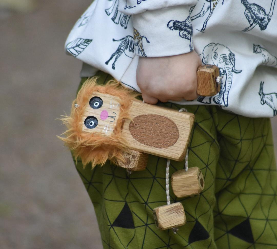 Lion Ned in Oak | Age: 3+