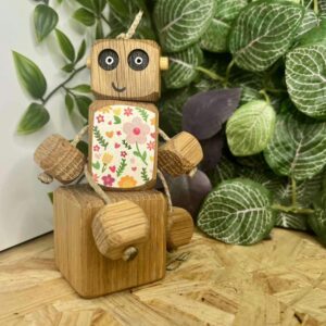 Bring you Flowers Nedlet in oak. Body painted with white background with colourful flowers and leaves - Wooden robot